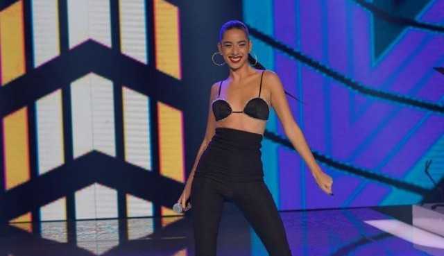 Marina Sena canta ‘Material Girl’, um clássico de Madonna, no palco do ‘Caldeirão’