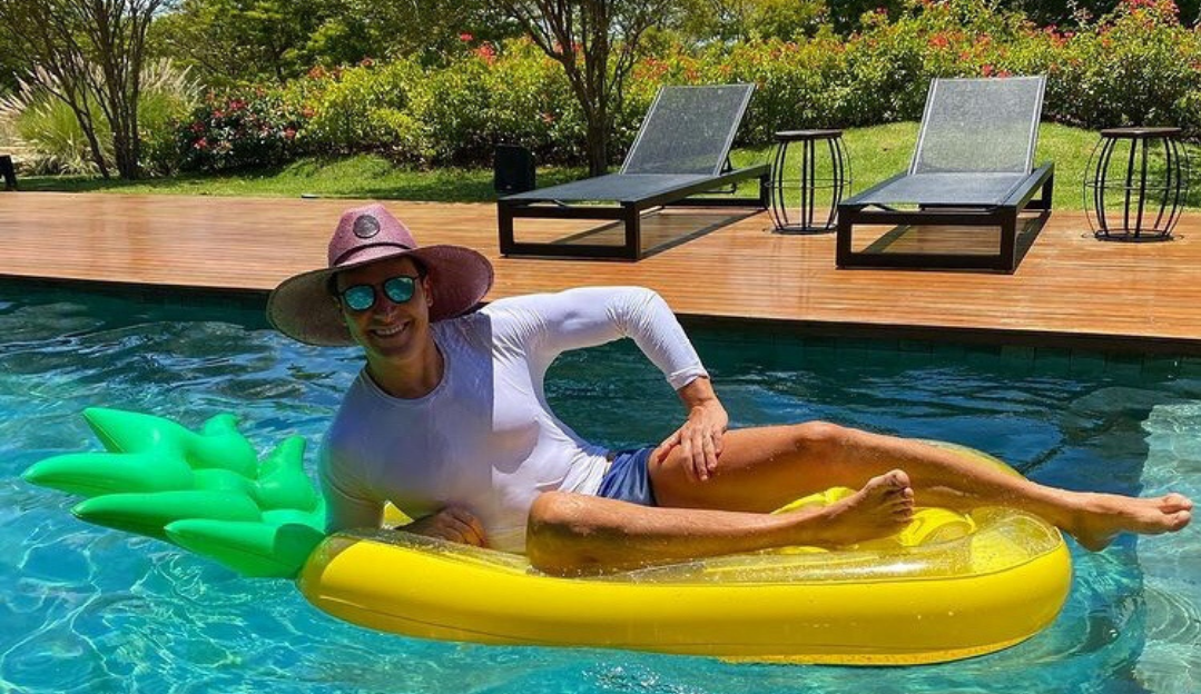 Rodrigo Faro nega ostentação em foto na piscina: “Comecei com R$ 2 mil”