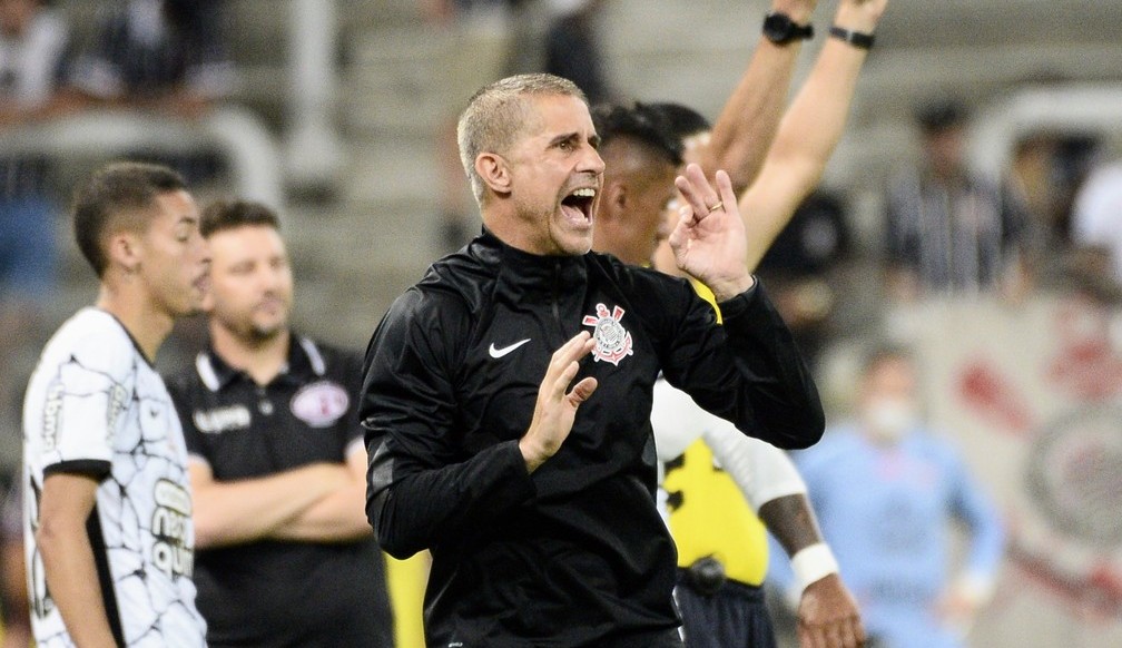 Sylvinho ainda não confirma Paulinho titular no Corinthians, mesmo sendo destaque na partida