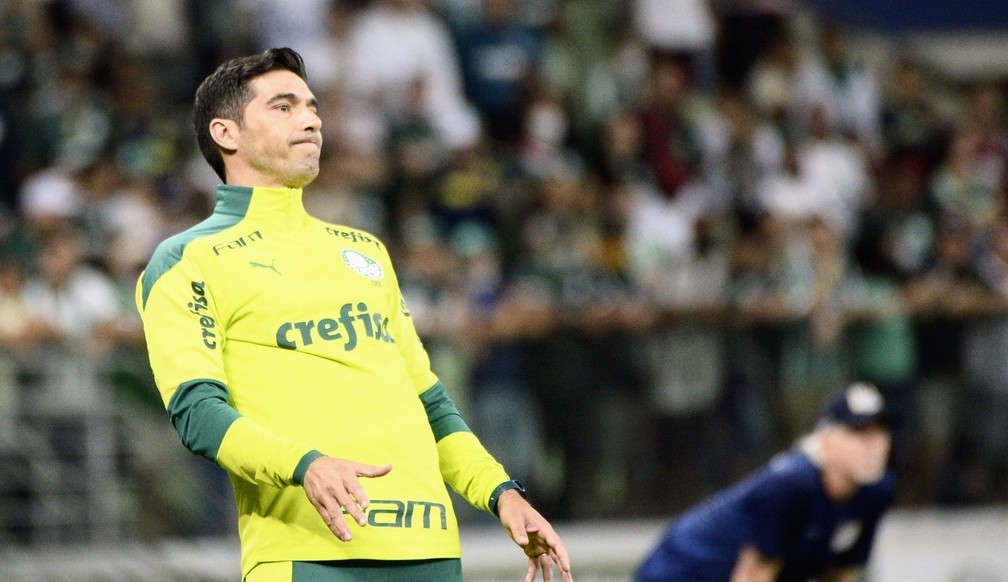 Abel explica o motivo de ter usado titulares antes da viagem do Palmeiras