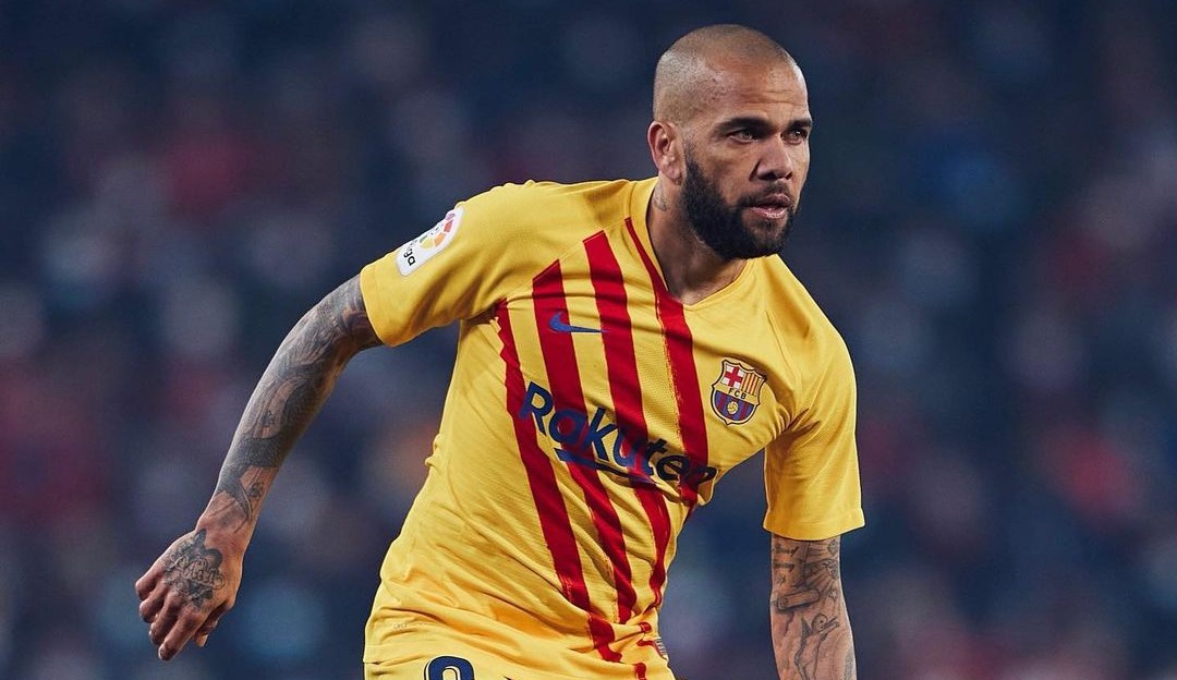 Apontado por jornais e confirmado pelo clube, Daniel Alves está fora da lista do Barcelona para a Liga Europa