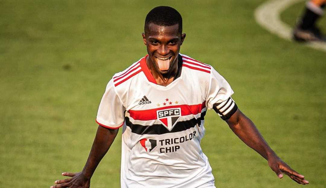 Meia-atacante Vitinho é alvo de ofensas racistas