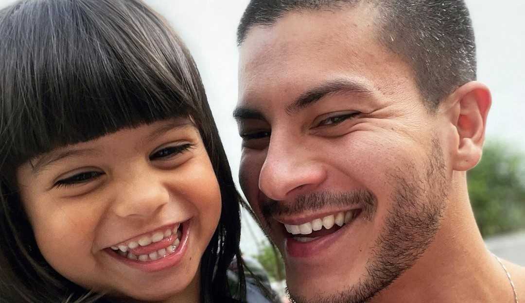 Filha de Arthur Aguiar, Sophia, fica assustada ao ver pai no monstro