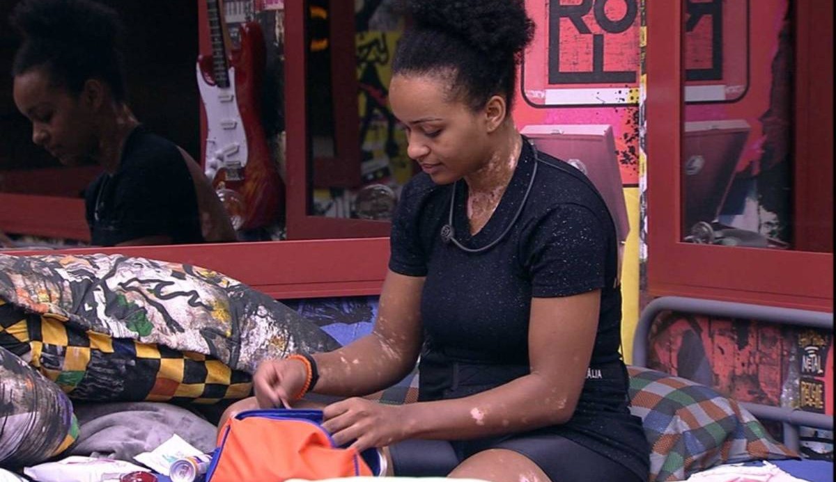 BBB22: Após beijar Eliezer, Natália se arrepende: ‘Estou mal’