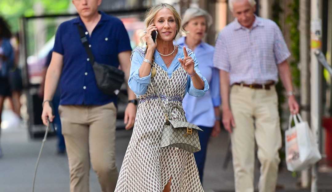 Bolsa tiracolo é nova aposta de Carrie Bradshaw