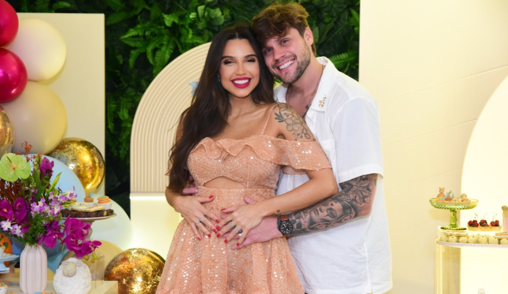 Paula Amorim e Breno Simões descobrem sexo do bebê em chá revelação