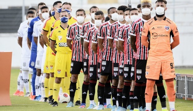 São Paulo marca no apagar das luzes e vence a Ponte Preta