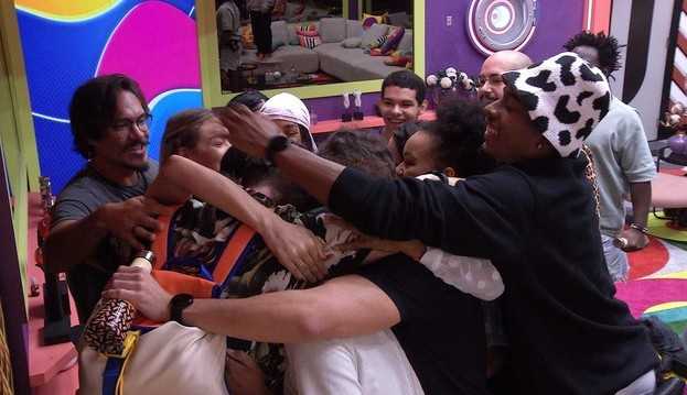 BBB22: Larissa e Gustavo entram na casa e são recebidos pelos brothers