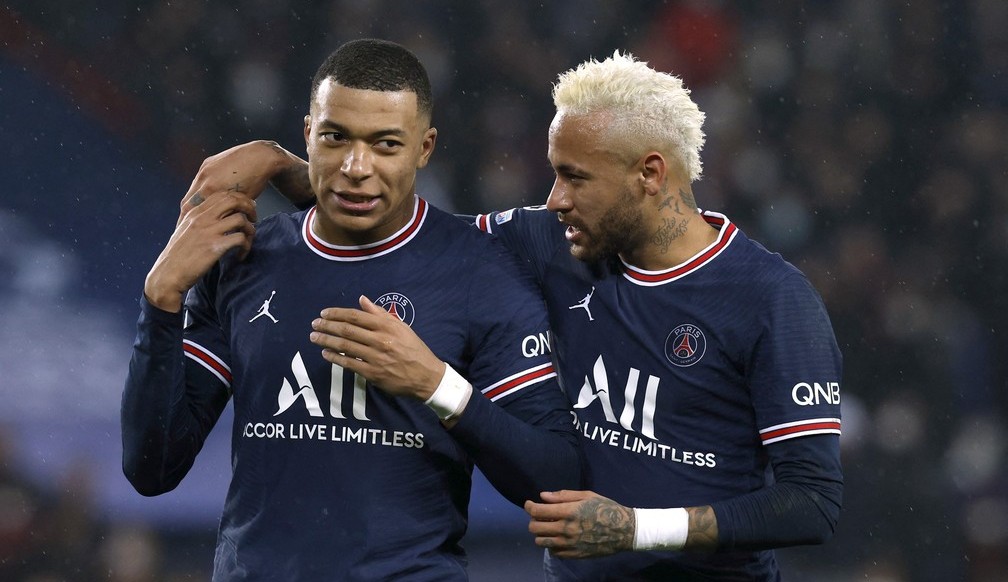 Cabelo novo, habilidade de sempre: Neymar volta de lesão e dá assistência para gol na Champions League