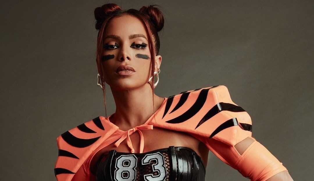 Sucesso mundial: Anitta atrai multidão de fãs em gravação