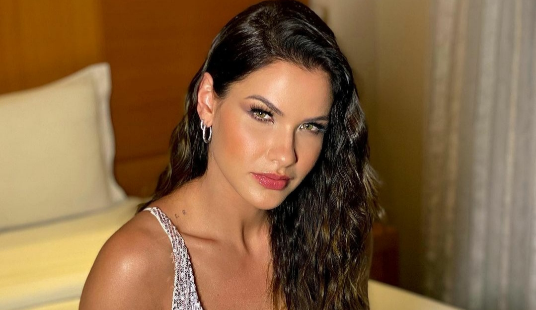 Andressa Suita posta foto de topless e fãs não perdem a oportunidade de brincar