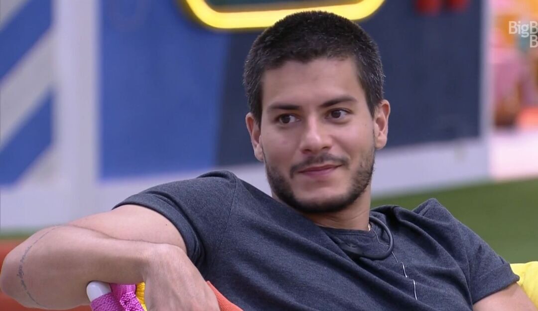 BBB22: Arthur Aguiar comemora ao escutar sua música em festa