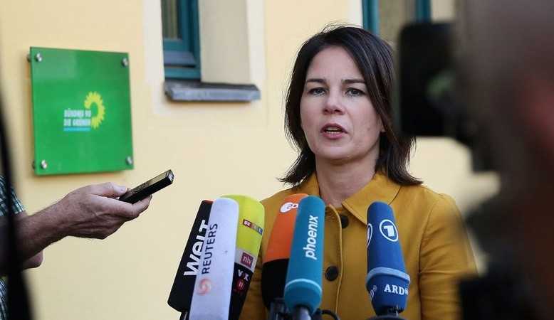 Ministra da Alemanha faz pedido à Putin: “/Não brinque com vidas humanas”/