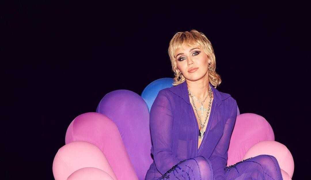 Miley Cyrus diz que sente trauma por sexualidade vigiada na adolescência