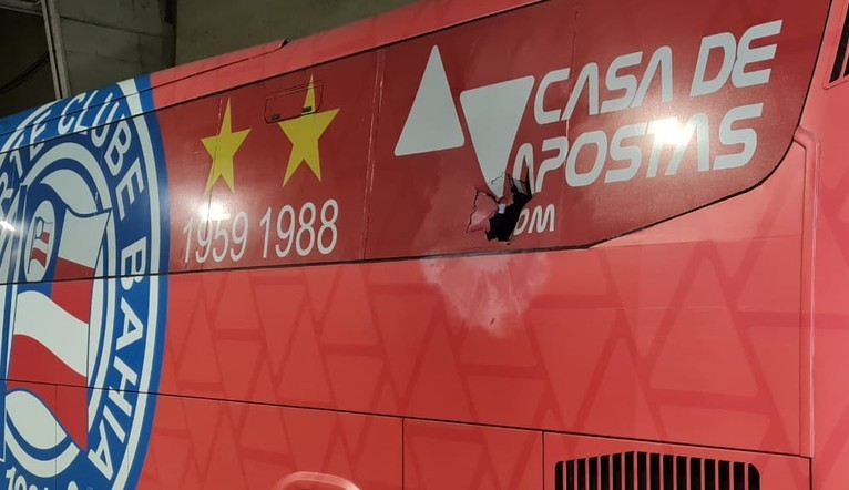 Ônibus do Bahia é bombardeado na Fonte Nova e jogadores saem feridos