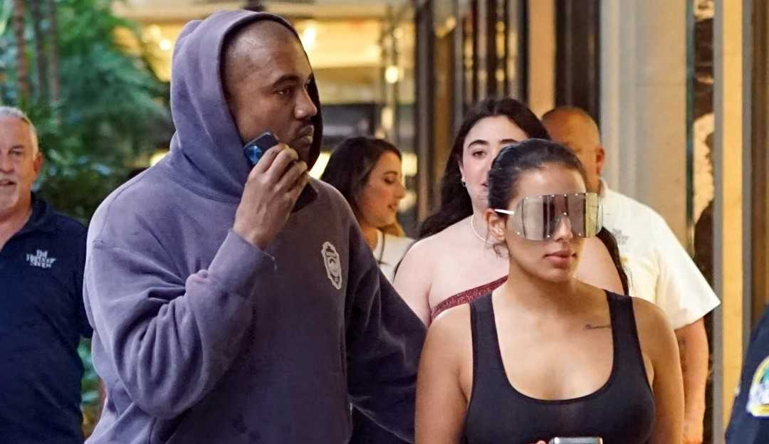 Em nova selfie, namorada de Kanye West choca internautas por ser idêntica a Kim Kardashian