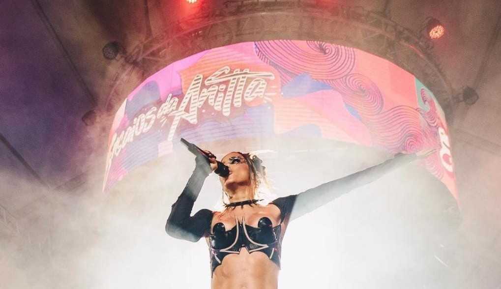 Retrospectiva de Anitta no Carnaval 2022: reveja todos os looks que a cantora usou