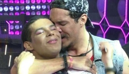 BBB22: Eliezer e Vinícius se reaproximam durante festa