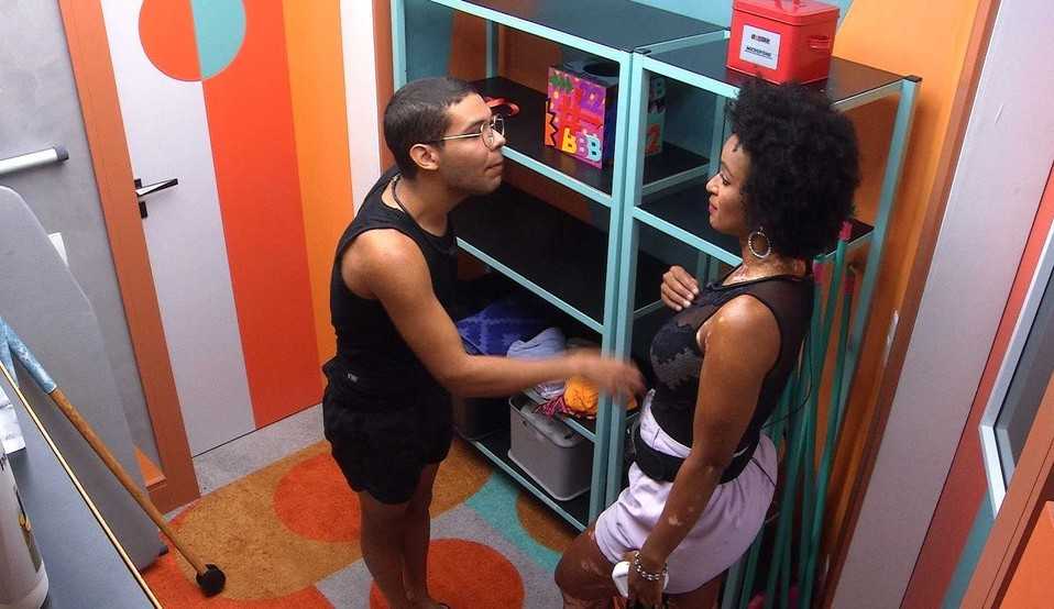 BBB22: Natália e Vinicius conversam sobre brother no Paredão