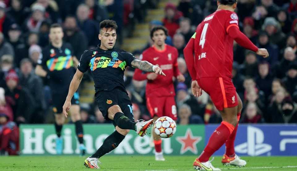 Mesmo com derrota, Liverpool avança na Champions contra Inter