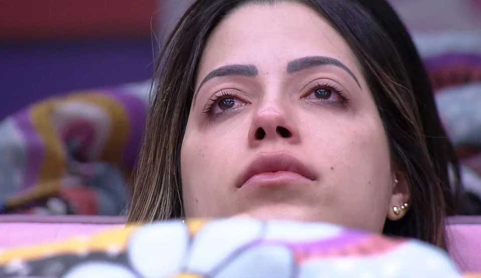 BBB22: Laís chora no Quarto Lollipop em silêncio