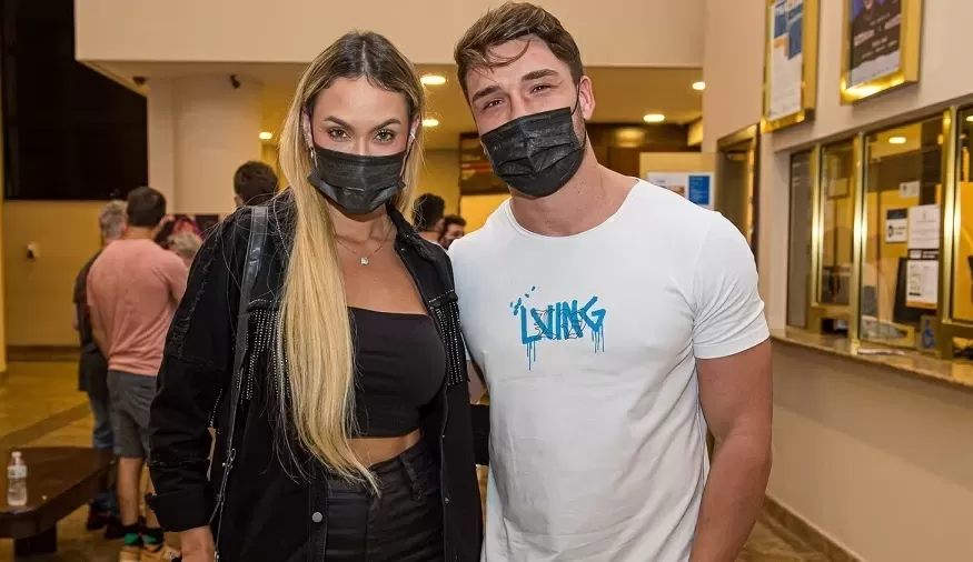 Sarah Andrade e Lucas Viana são vistos juntos na noite desta sexta-feira