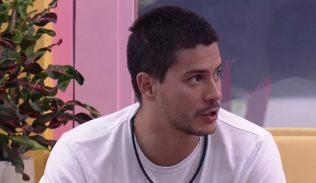 BBB: Arthur Aguiar afirma a Pedro Scooby que se sente excluído