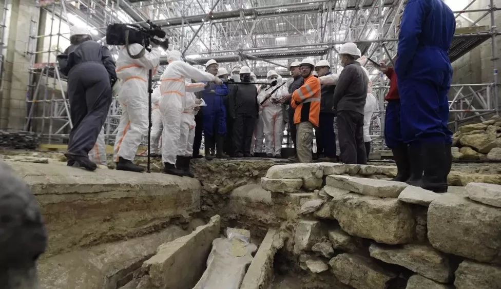 Sarcófago de chumbo do século XIV é encontrado no subsolo da Notre-Dame de Paris
