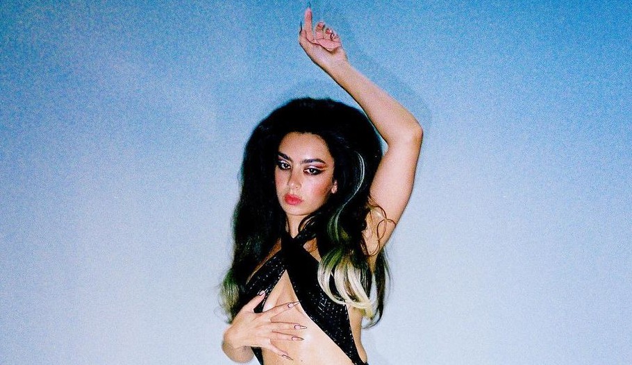 Charli XCX lança CRASH seu novo álbum