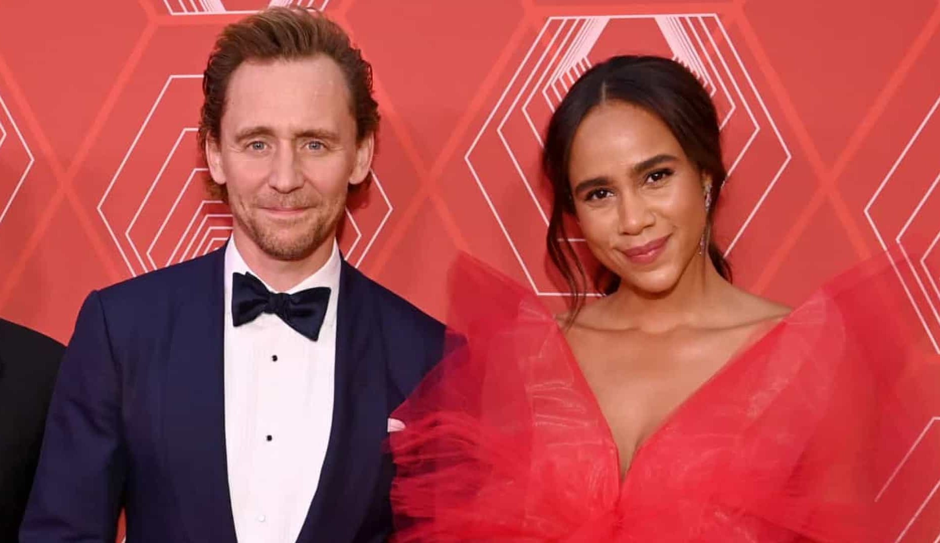 Tom Hiddleston e Zawe Ashton revelam que estão noivos