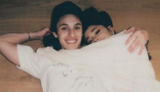Ariana Grande anuncia noivado com corretor de imóveis, Dalton Gomez