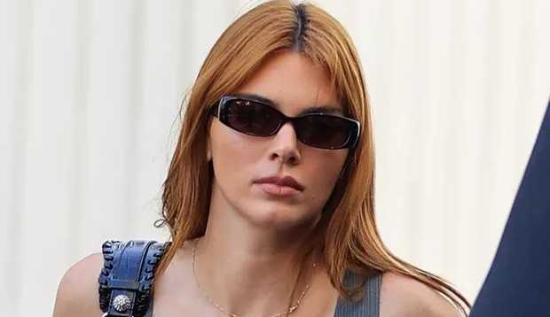 Kendall Jenner se rende a famosa bolsa da Balenciaga