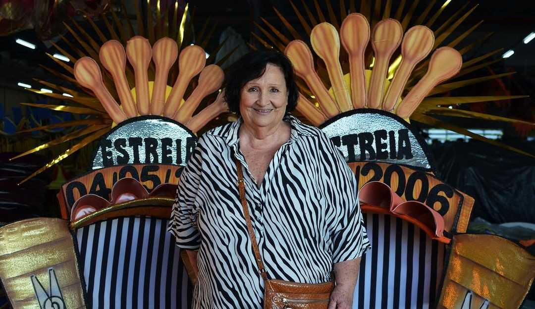 Em visita a São Clemente, Dona Déa se emociona com homenagem à Paulo Gustavo