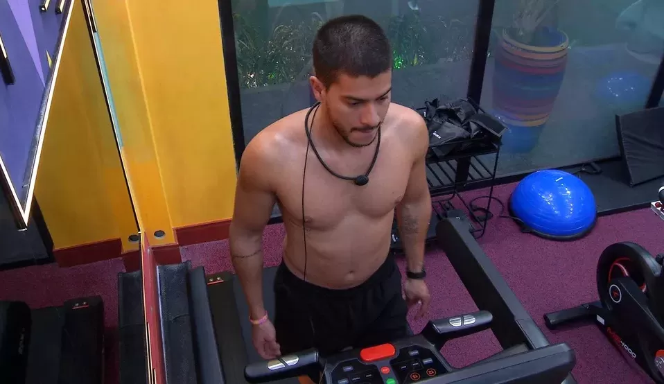 BBB22: Arthur brinca com dieta: “/Vou deitar na academia pra ver se eu emagreço”/