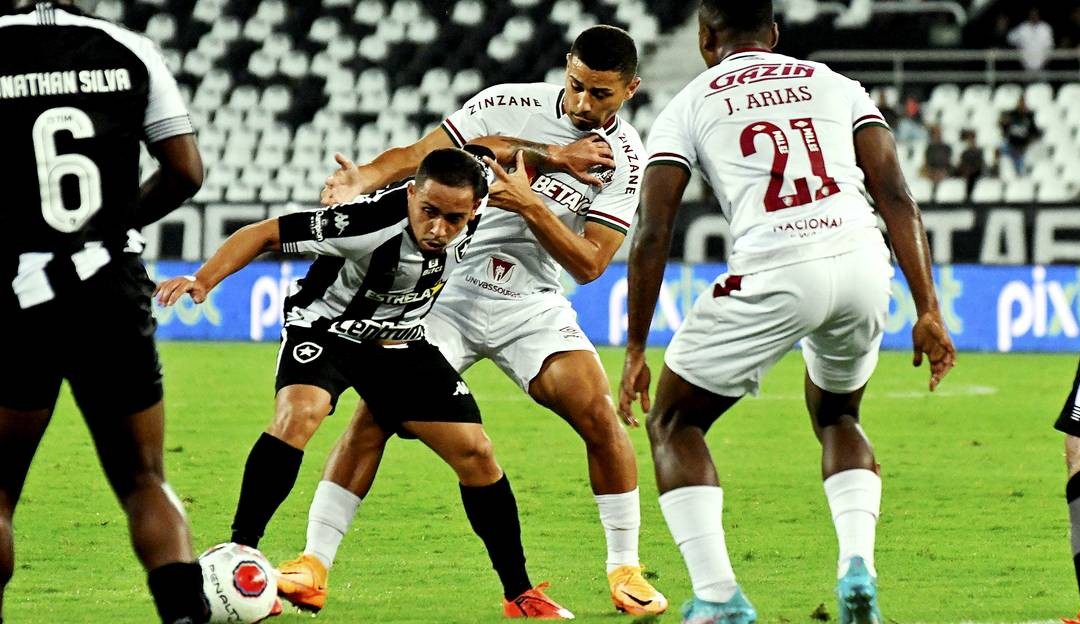 Fluminense larga na frente do Botafogo por vaga na Final do Carioca