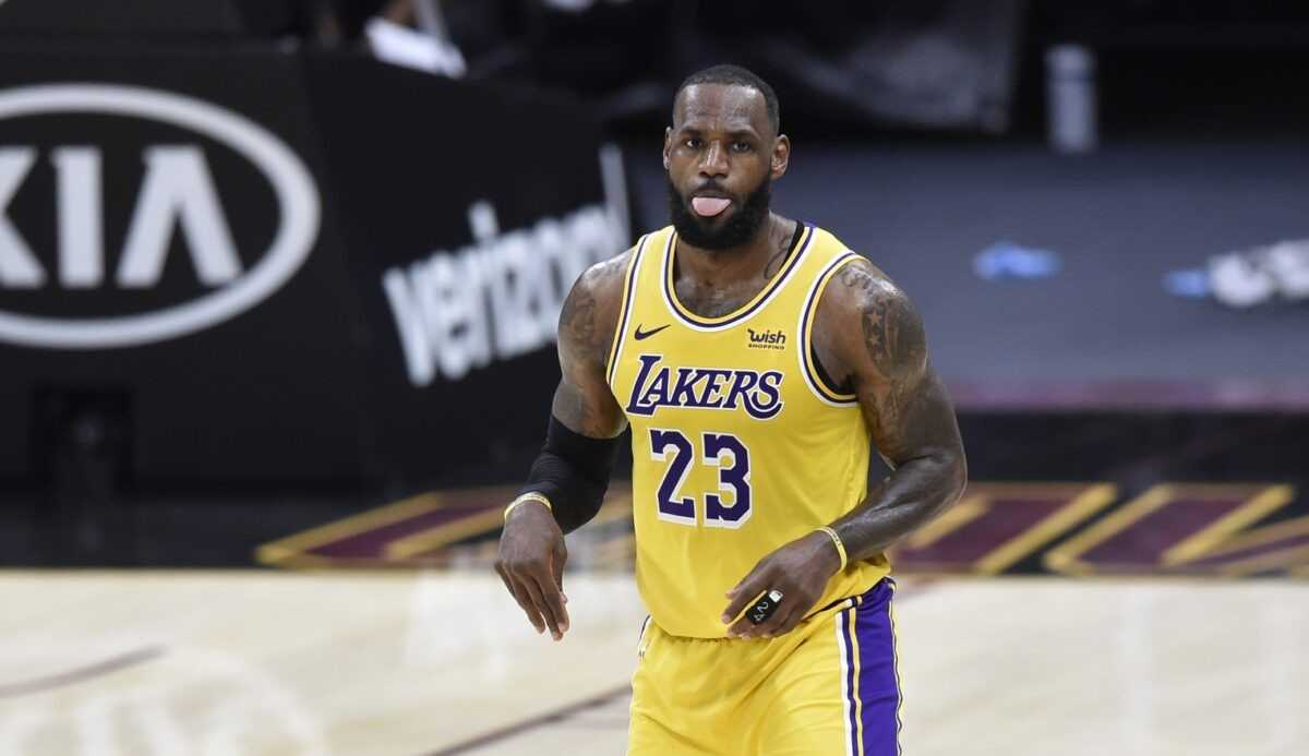 Lebron anota triplo duplo e Lakers vence o Cavaliers