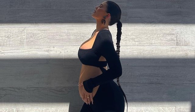 Fãs especulam possível nome do filho de Kylie Jenner