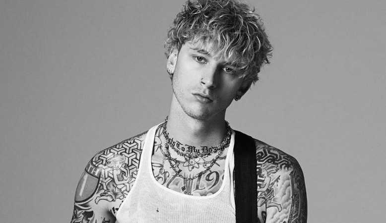 Machine Gun Kelly faz show improvisado em porta de hotel no Paraguai