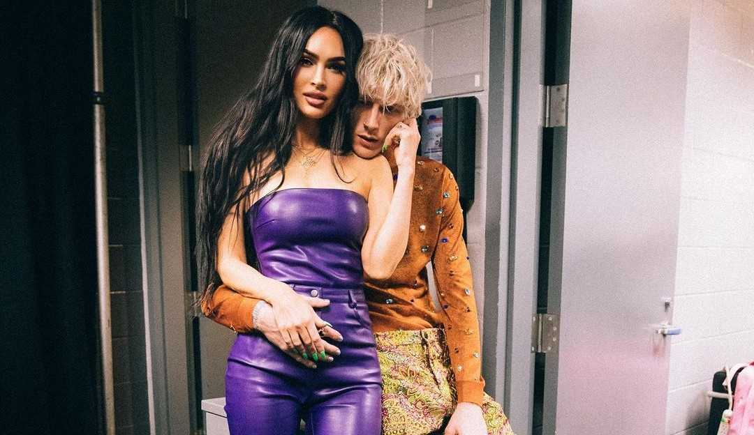 Megan Fox é flagrada curtindo show do noivo escondida