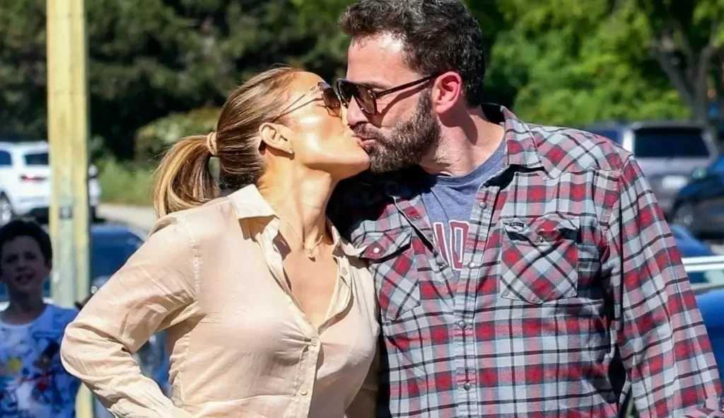 Jennifer Lopez e Ben Affleck são vistos aos beijos em Los Angeles