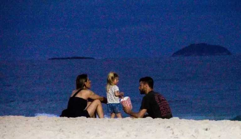 Rodrigo Hilbert e Fernanda Lima aparecem curtindo passeio com a filha