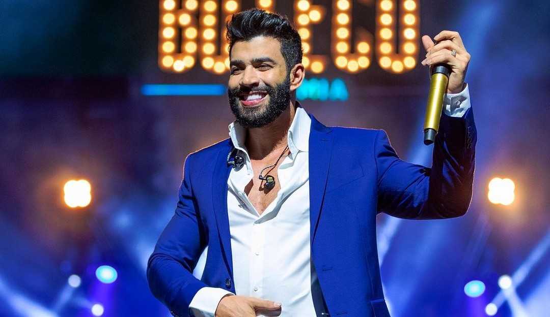 Gusttavo Lima recebe carinho da família após internação