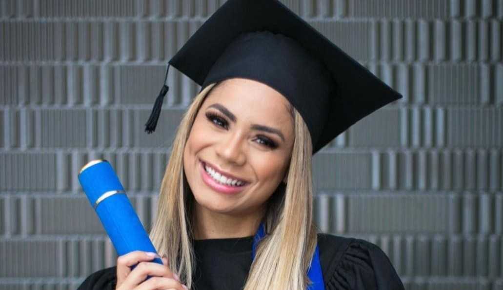 Lexa se forma em marketing e comemora em suas redes sociais