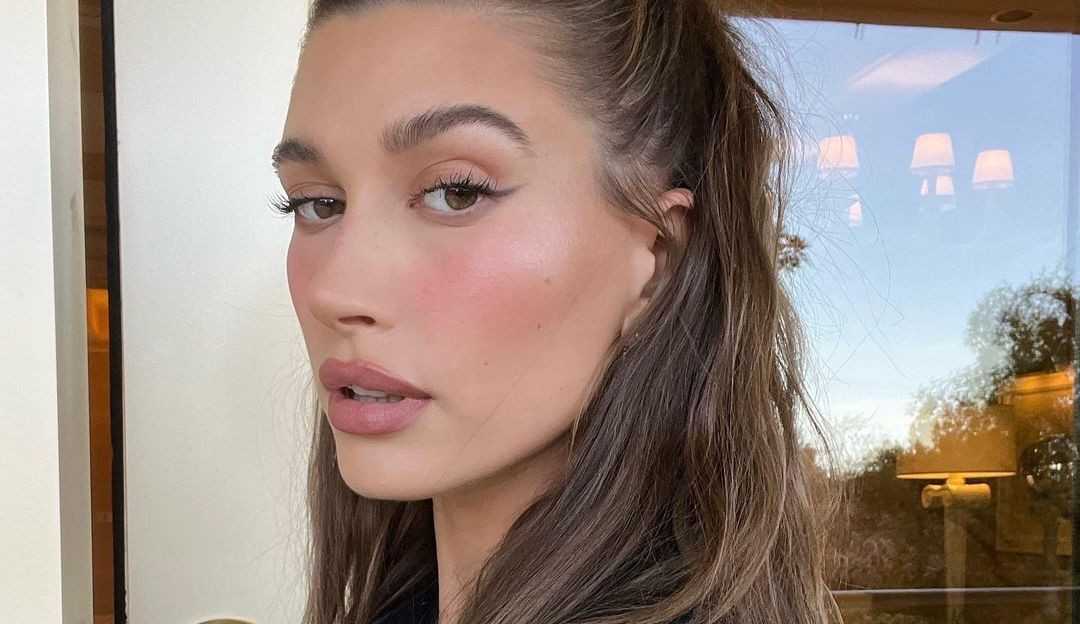 Saiba como é a rotina de maquiagem de Hailey Bieber