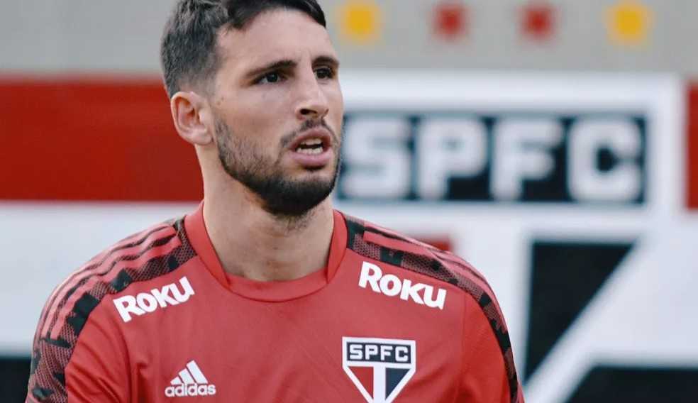 Calleri, do São Paulo, derruba celular de garoto do Palmeiras