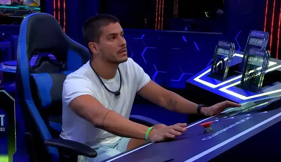 BBB22: Em seu primeiro feito no quarto secreto, Arthur Aguiar libera cooler