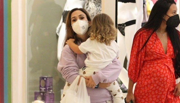 Tatá Werneck e Clara Maria fazem compras juntas em um shopping