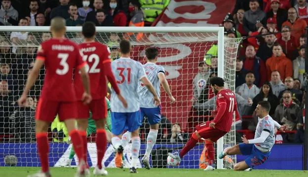 Liverpool goleia Manchester United em Anfield e dorme na liderança da Premier League