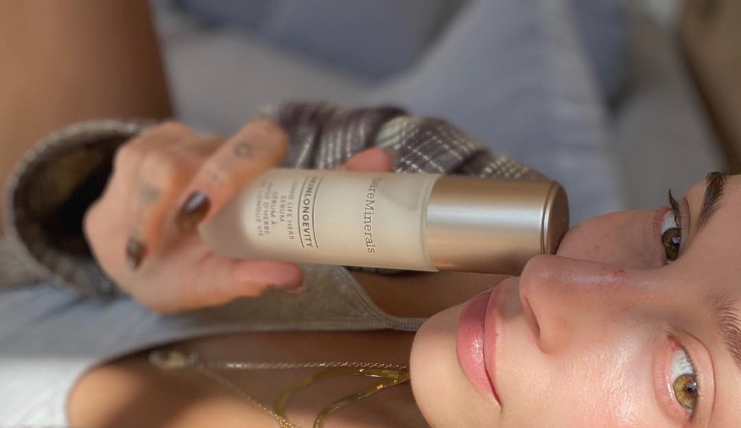 Hailey Bieber revela o segredo da “pele com glow”