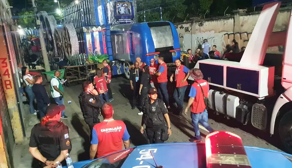 Menina imprensada por carro alegórico segue internada em estado grave